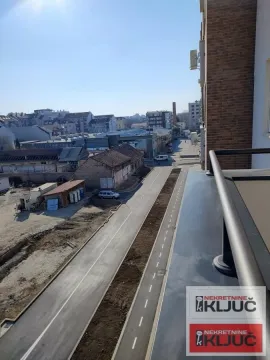 Pogled na grad i ulicu sa terase objekta. - image 14