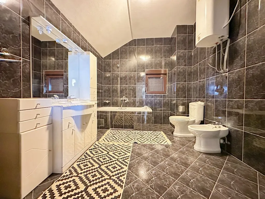 Izdavanje, kuća, 250m², Gorica C, Podgorica