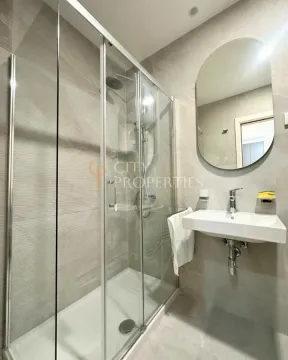Savremeno opremljeno kupatilo sa tuš kabinom i umivaonikom. - image 9