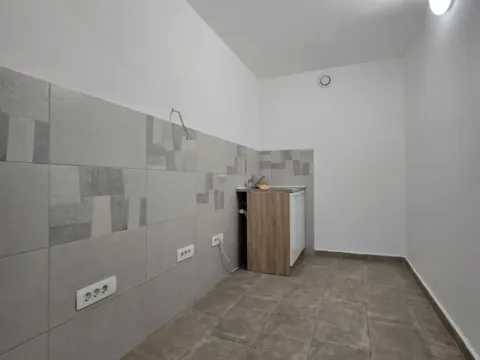 Izdavanje, poslovni prostor, 294m², Blok 5, Podgorica - image 13