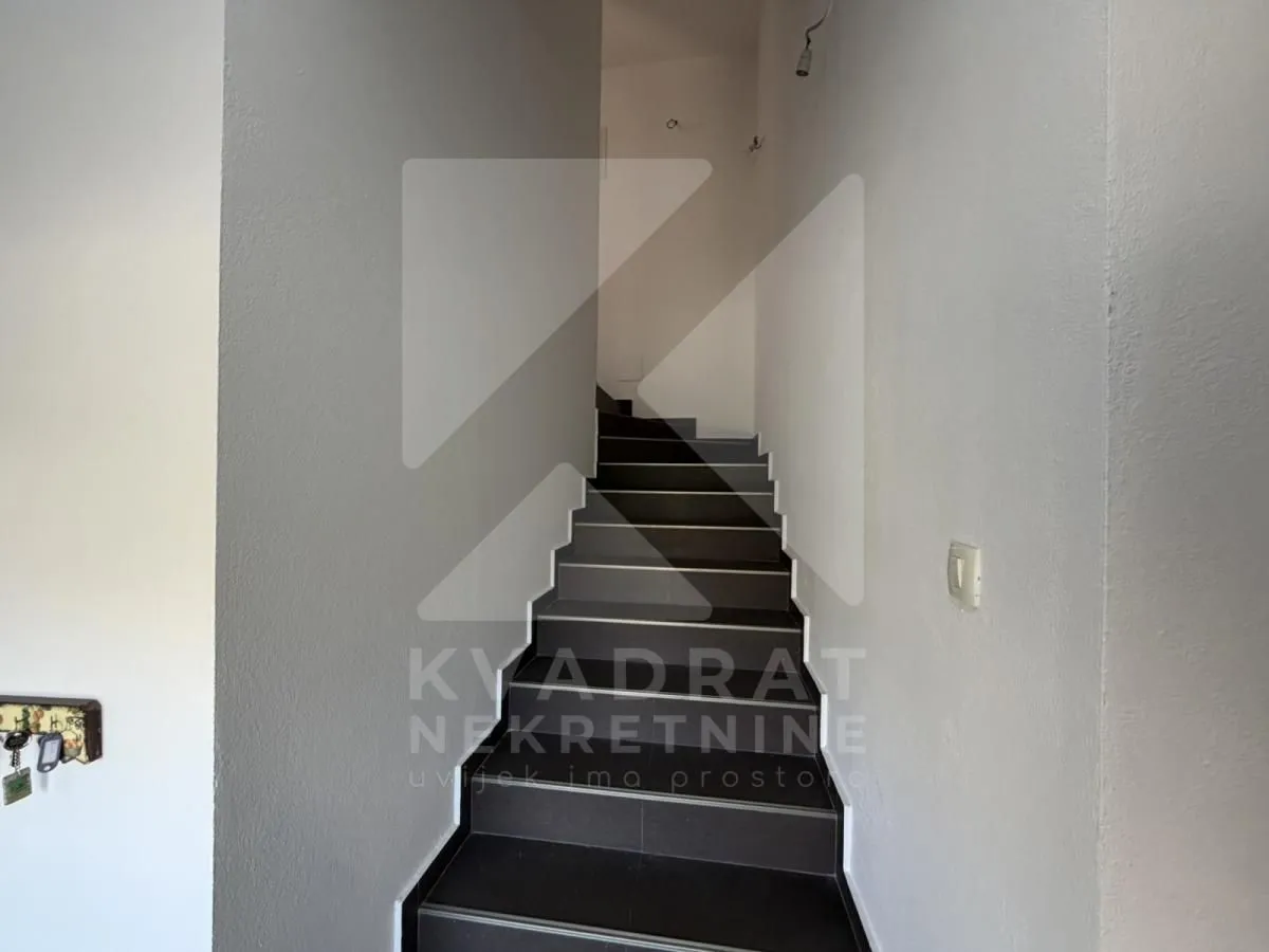 Rent, house, 220m², Tološi, Podgorica