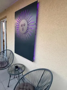 Namješten balkon sa ukrasnim panelom i stolicama za sjedenje. - image 15