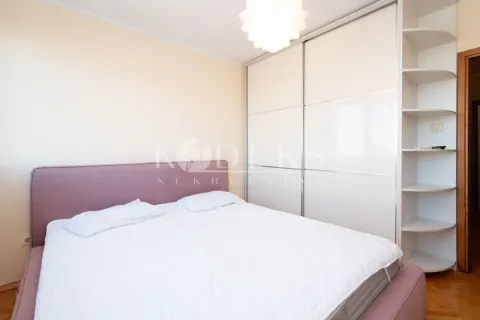 Spavaća soba sa bračnim krevetom i ugradnim plakarom. - image 6