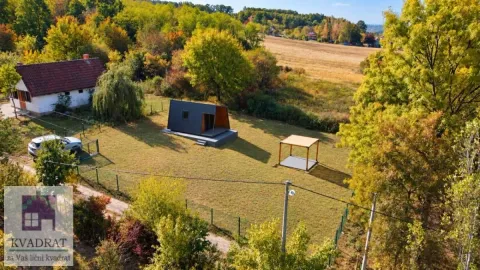 Pogled iz vazduha na dvorište sa kućom i prirodom u okruženju. - image 6