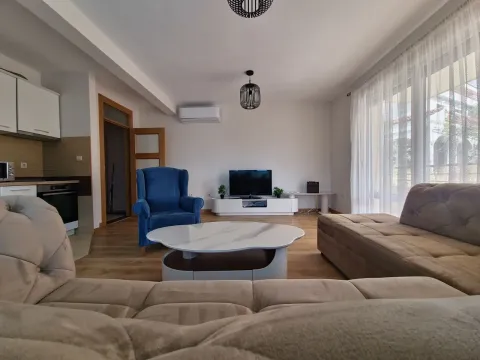Rent, two bedroom apartment, 110m², Bečići, Budva - image 17