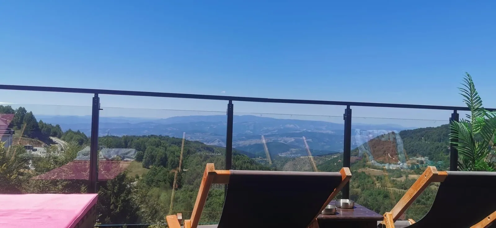 Pogled na planine sa terase sa ležaljkama.