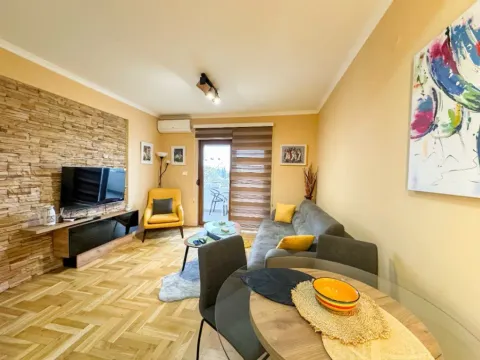 Izdavanje, dvosoban stan, 65m², City Kvart, Podgorica - image 1