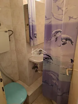 Manje kupatilo sa lavaboom, wc šoljom i tuš kabinom sa zavesom. - image 8