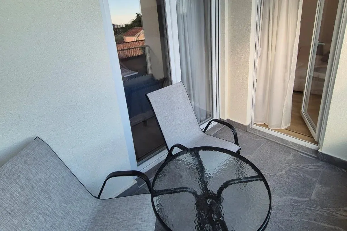 Furnished terrace with a table and two armchairs.