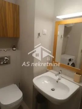 Kupatilo opremljeno umivaonikom, ogledalom i toaletom. - image 19