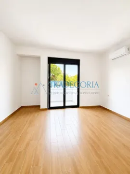 Prazna svijetla soba sa drvenim podom i izlazom na terasu. - image 8