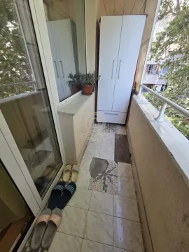 Manji zastakljeni balkon sa pločicama na podu i ormarom. - image 15
