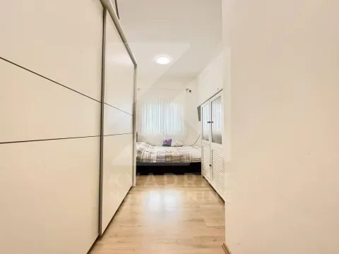 Pogled iz hodnika na spavaću sobu sa ugradnim ormarom i krevetom. - image 6