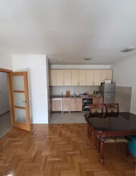 Kuhinja sa trpezarijom i drvenim podom u stanu. - image 3