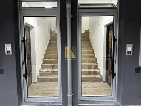 Ulaz u zgradu sa staklenim vratima i stepeništem. - image 6