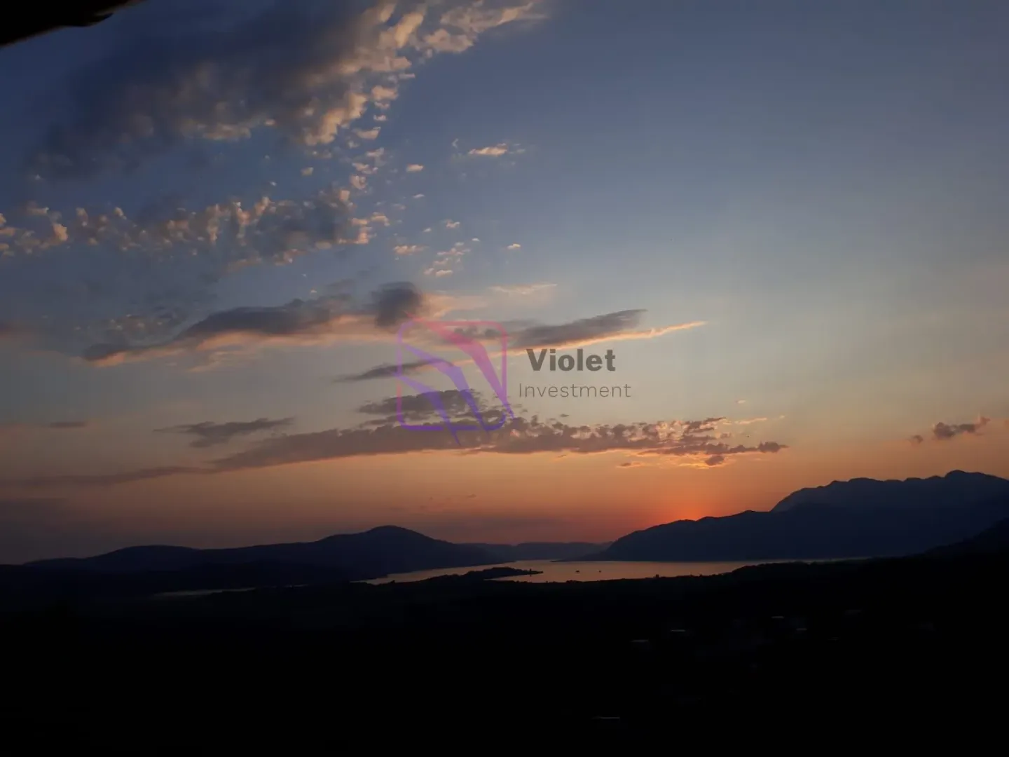 Pogled na zalazak sunca iznad brda i mora.