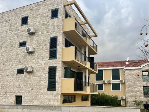 Prodaja, trosoban stan, 100m², Obala Đuraševića, Tivat - image 1