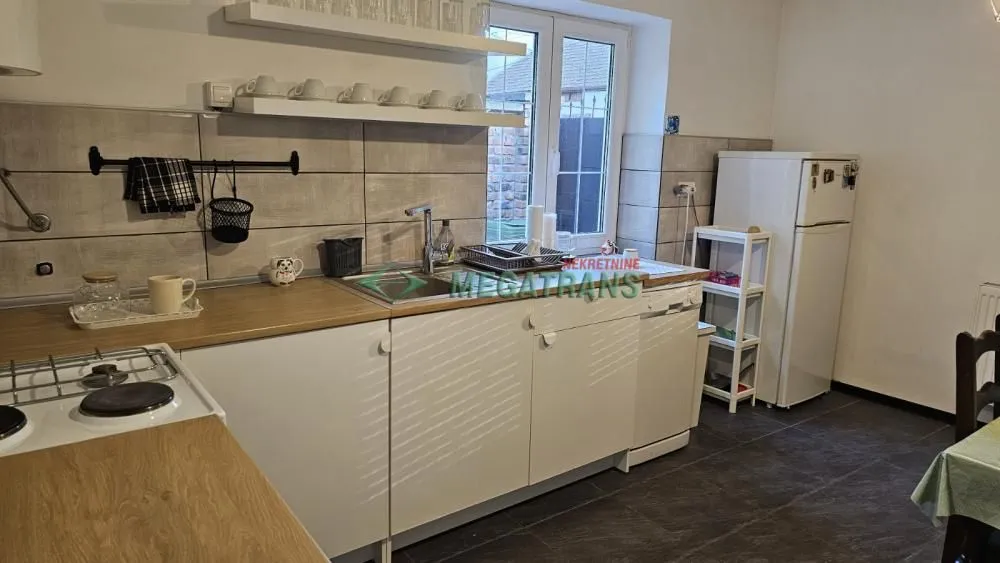 Izdavanje, kuća, 200m², Salajka, Novi Sad Sve Podlokacije