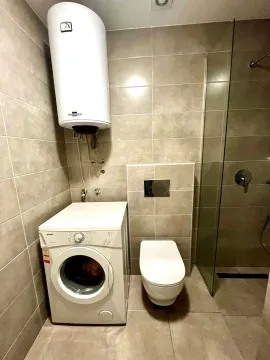 Moderno opremljeno kupatilo sa veš mašinom, bojlerom i tuš kabinom. - image 7