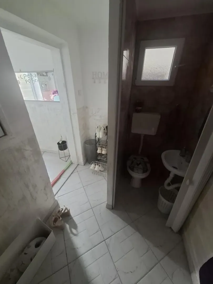 View of the bathroom with a toilet and washbasin.
