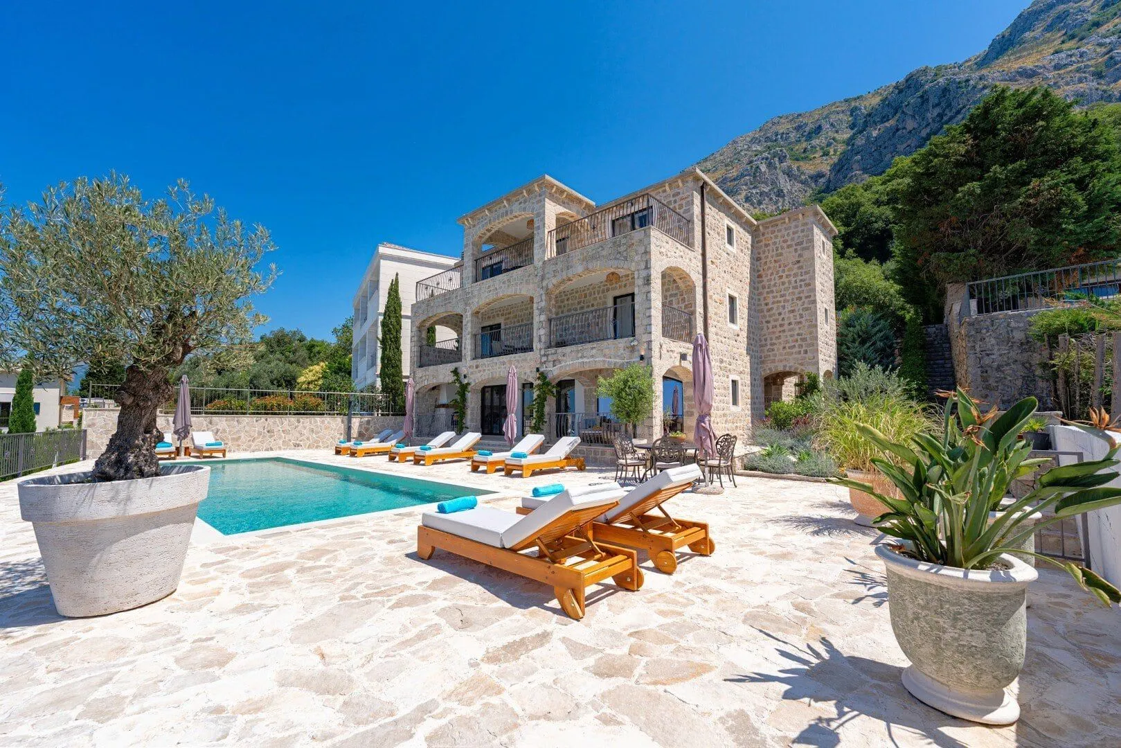 Sale, house, 374m², Drobni pijesak, Budva