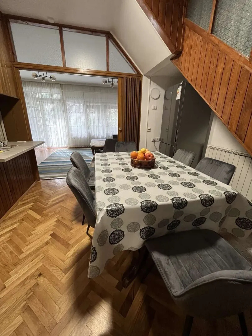 Izdavanje, četvorosoban stan, 143m², Pod Goricom, Podgorica
