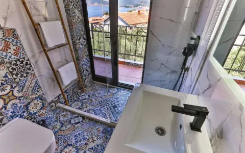 Kupatilo sa tuš kabinom, umivaonikom i izlazom na terasu sa pogledom na more. - image 3
