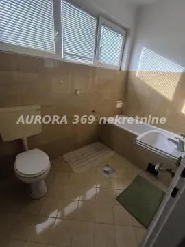 Kupatilo sa kadom, umivaonikom i toaletom obloženo keramičkim pločicama. - image 10