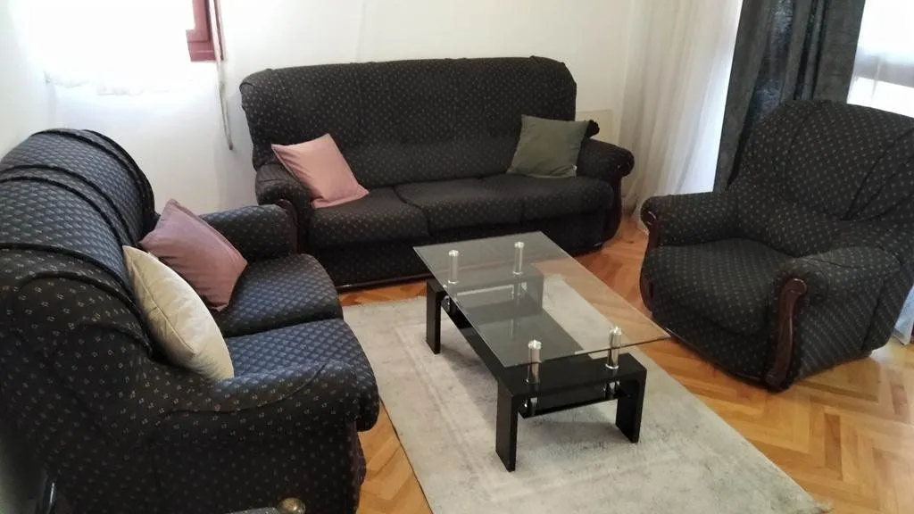 Dnevna soba sa garniturom za sjedenje i stočićem.