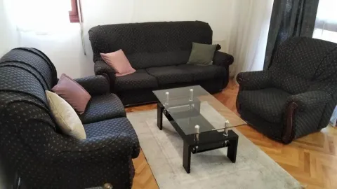 Dnevna soba sa garniturom za sjedenje i stočićem. - image 7