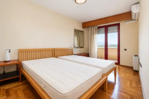 Spavaća soba sa dva drvena kreveta i izlazom na terasu. - image 27