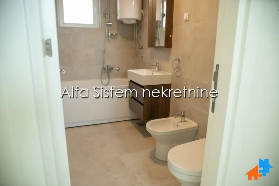 Equipped bathroom with bathtub, washbasin, and sanitary fixtures.