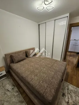 Spavaća soba sa bračnim krevetom i ugradnim ormarom. - image 6