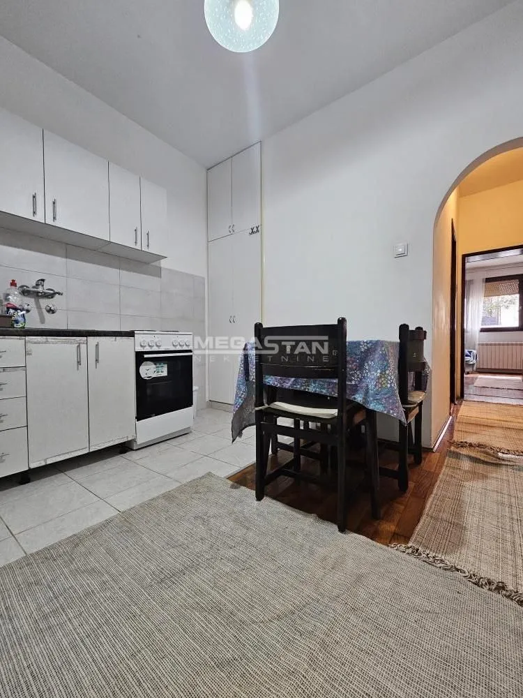 Izdavanje, jednosoban stan, 30m², Đeram Pijaca, Beograd