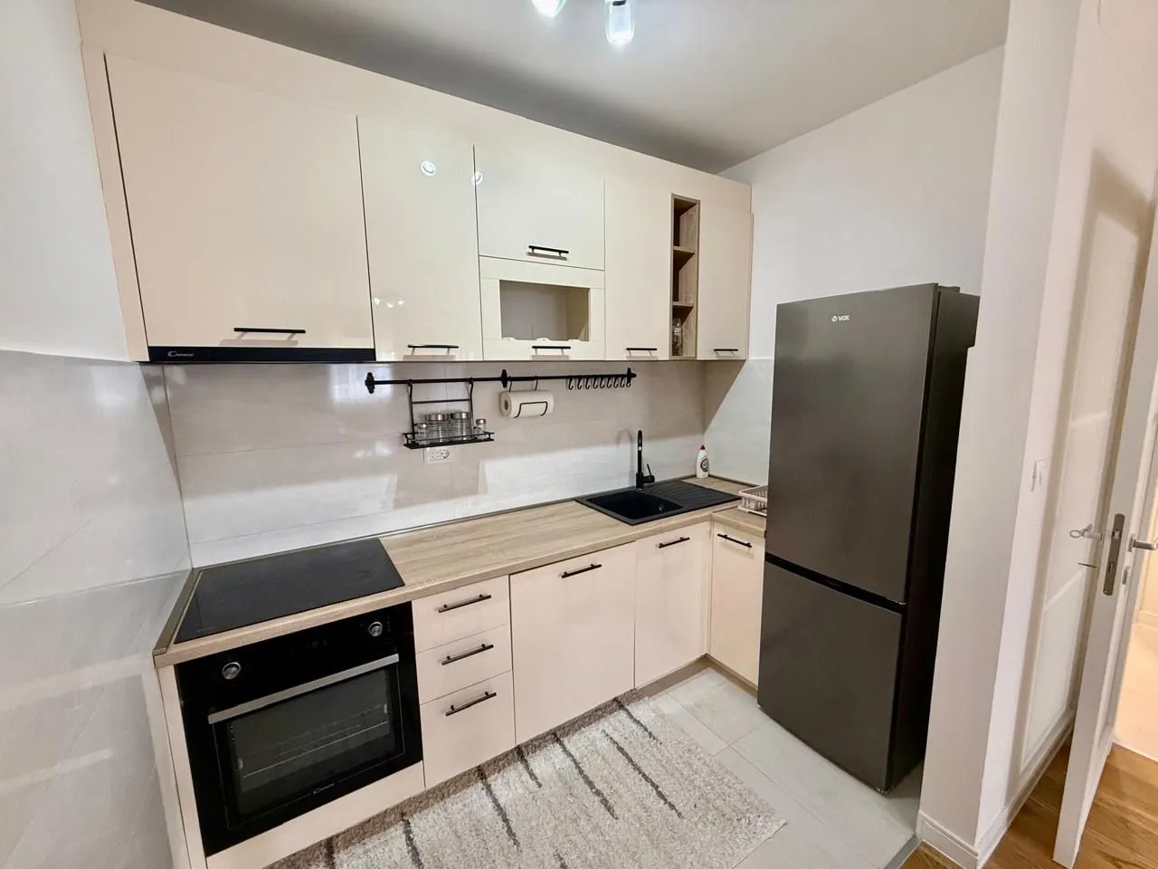 Izdavanje, jednosoban stan, 50m², Central Point, Podgorica