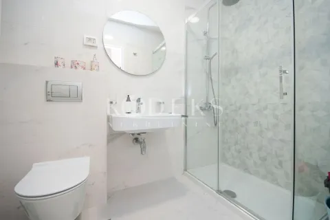Moderne kupatilo sa tuš kabinom, umivaonikom i ugradnom wc šoljom. - image 9