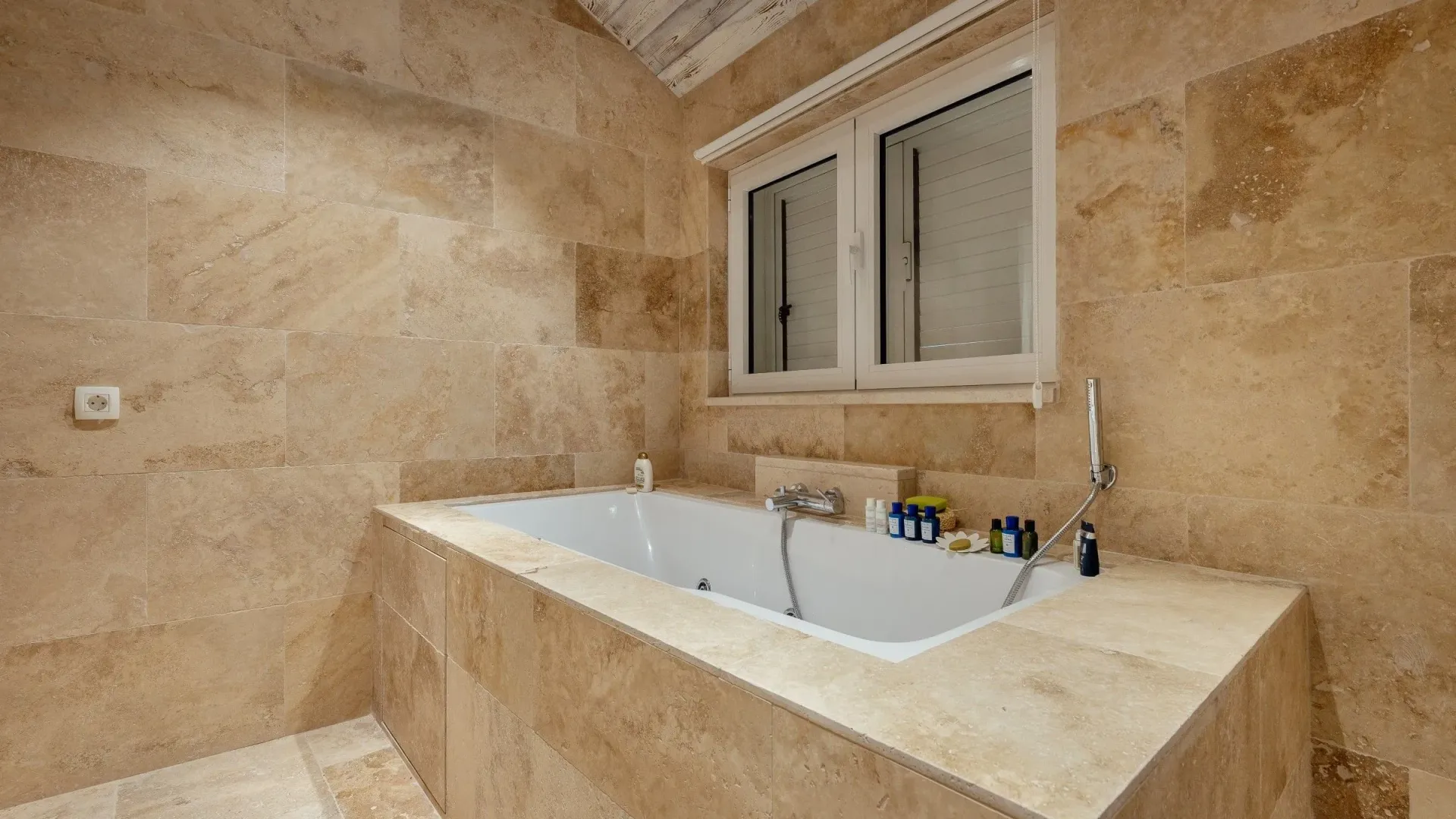 Sale, house, 380m², Ljuta, Kotor
