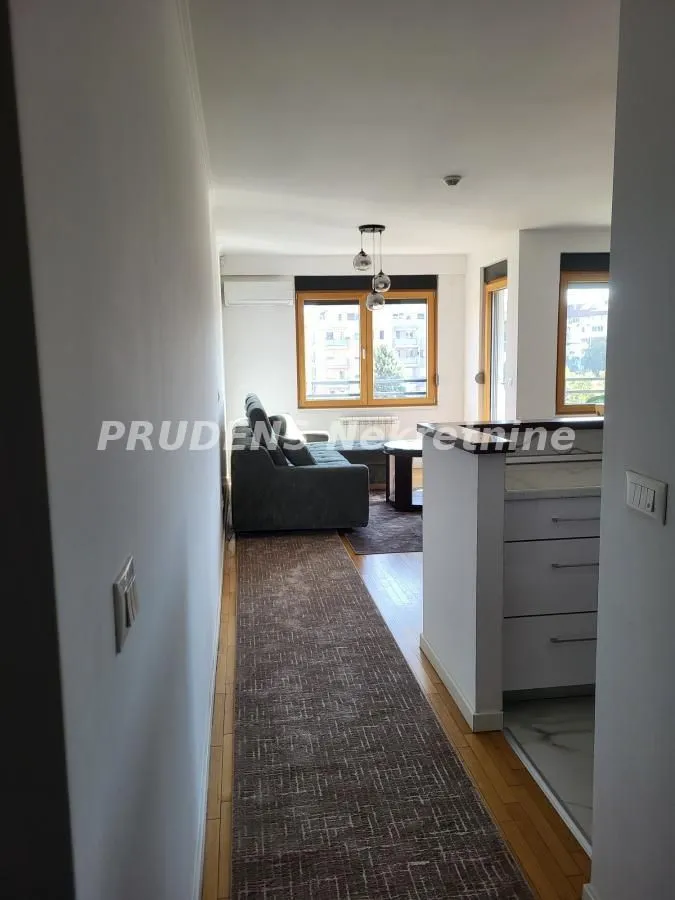 Izdavanje, trosoban stan, 81m², Zemun Sve Podlokacije, Beograd