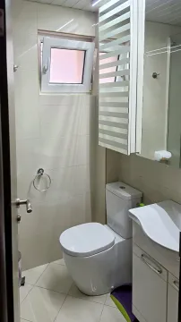 Manje kupatilo sa WC šoljom, umivaonikom i ormarićem sa ogledalom. - image 8