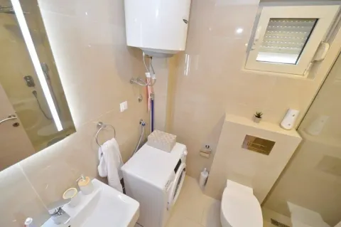 Rent, two bedroom apartment, 55m², Budva, Crna Gora - image 11