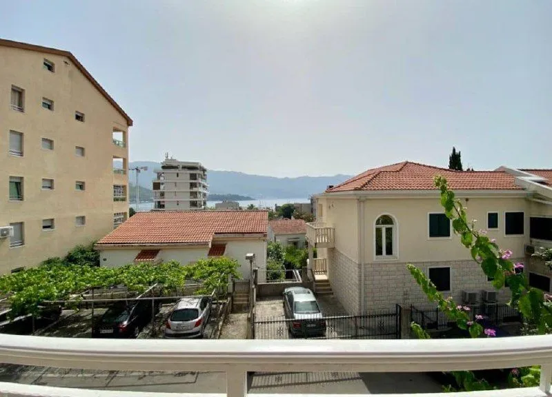 Izdavanje, dvosoban stan, 80m², Gospoština, Budva