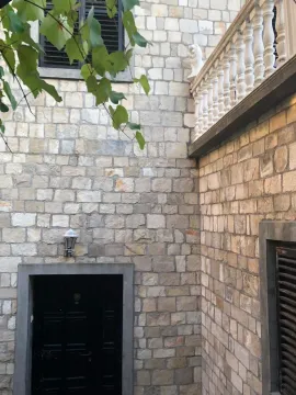 Eksterijer kamene kuće sa balkonom i ulaznim vratima. - image 3