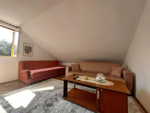 Izdavanje, dvosoban stan, 80m², Kalimanj, Tivat - image 1