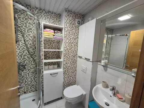 Kupatilo sa tuš kabinom, lavaboom i ormarićima za odlaganje. - image 8