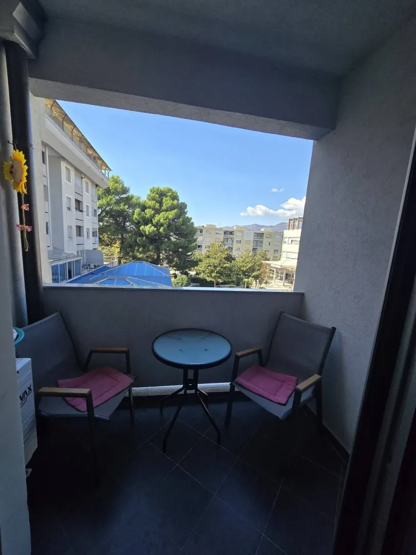 Manji namješteni balkon sa stolom i dvije stolice.