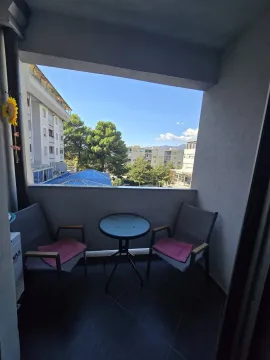 Manji namješteni balkon sa stolom i dvije stolice. - image 8