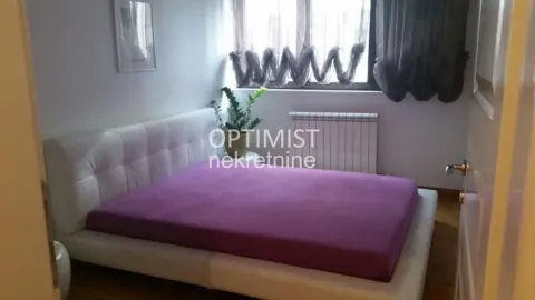 Spavaća soba sa velikim bračnim krevetom i prozorom. - image 6