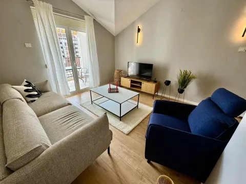 Izdavanje, dvosoban stan, 65m², Budva, Crna Gora - image 1