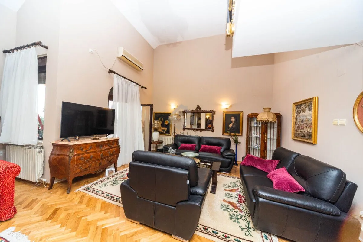 Izdavanje, kuća, 380m², Gorica C, Podgorica