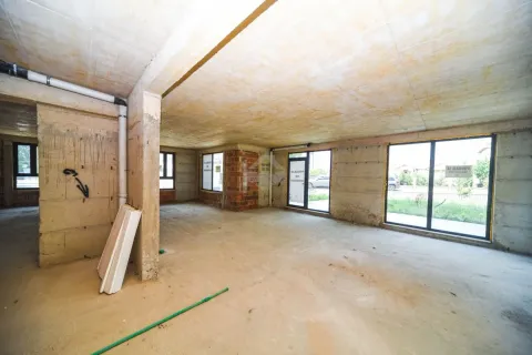 View of an unfurnished space in the grey construction phase. - image 2